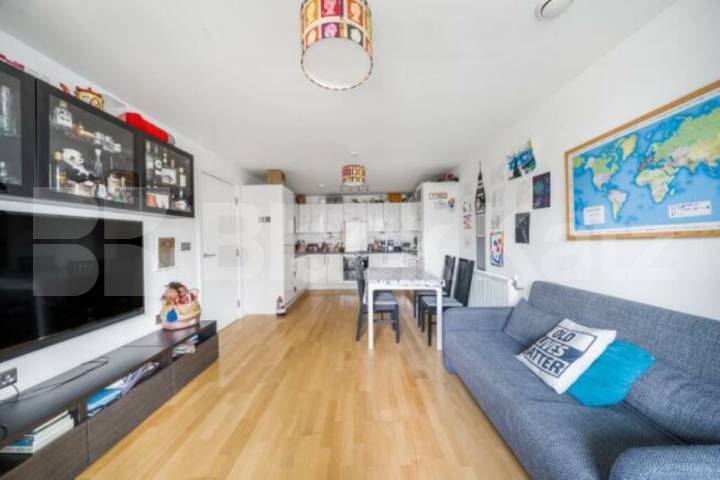 Modern Two-Bed Apartment in Central Park Development  in Greenwich Parkside Avenue SE10, Greenwich